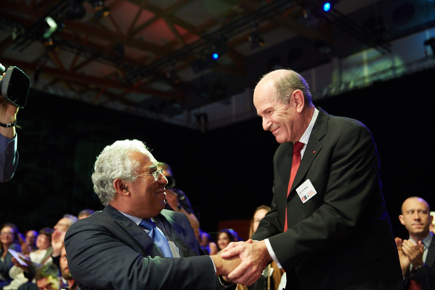 Alim-Louis Benabid (r), winner of the European Inventor Award 2016 in the Research category, being congratulated by Portuguese Prime Minister António Costa (l) at the award ceremony in Lisbon on 9 June