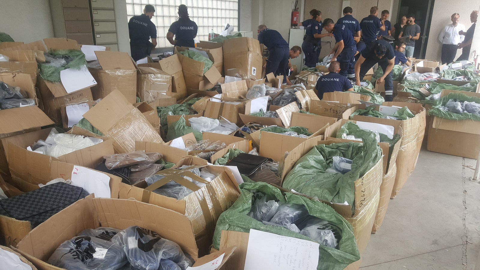 Contrefaçon : 61 500 articles de 30 marques dans l’escarcelle des douaniers