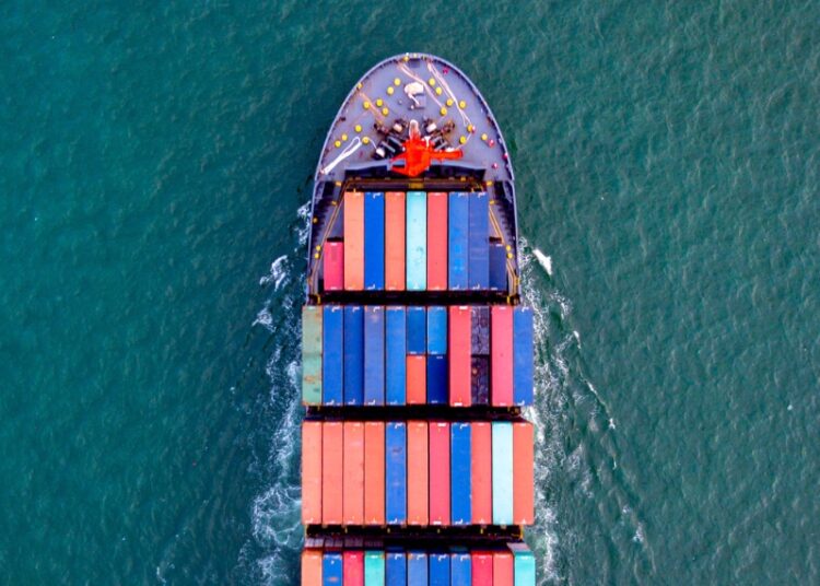 Exportations françaises : l’activité tient, le moral flanche et l’affacturage fait la différence