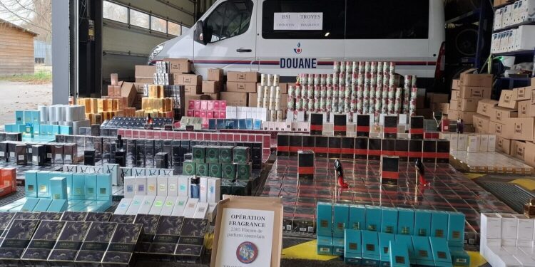 Cosmétiques : 82 000 parfums saisis sur fond d’industrialisation de cette filière de la contrefaçon