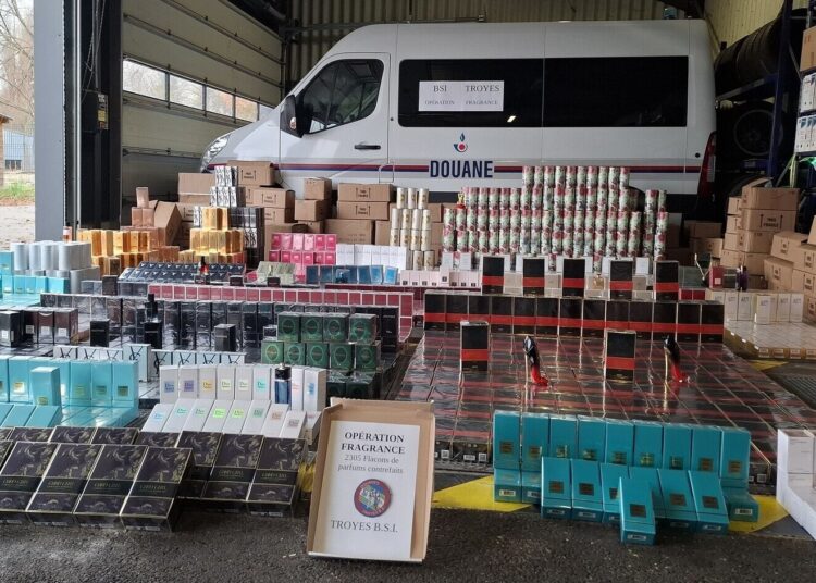 Cosmétiques : 82 000 parfums saisis sur fond d’industrialisation de cette filière de la contrefaçon