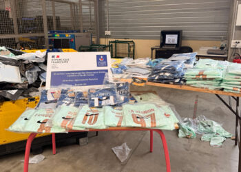 Douanes : 2 300 contrefaçons de maillots de la Coupe du Monde 2026 saisis à Marne-la-Vallée