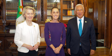 La présidente de la Commission européenne Ursula von der Leyen, Claudia Sheinbaum, la présidente du Mexique et le président du Conseil européen António Costa. © Dati Bendo / Union européenne