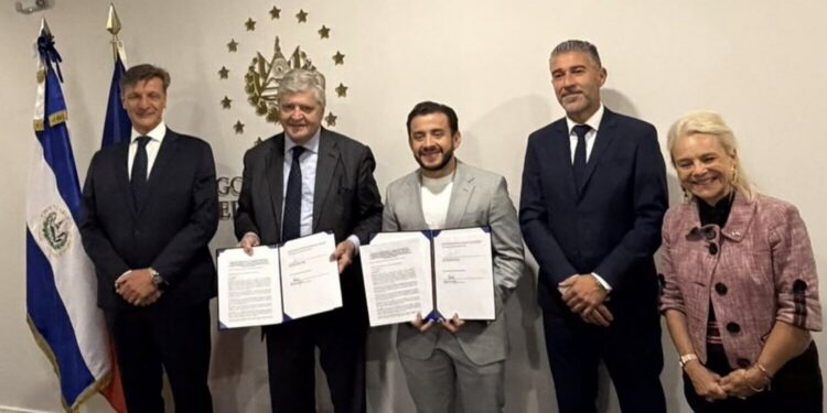 Romeo Herrera, ministre salvadorien des Travaux publics et des Transports, Nicolas Forissier et Jean-Christophe Ragni, directeur export de Ragni © DR