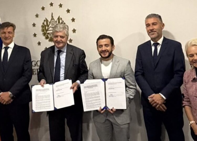 Romeo Herrera, ministre salvadorien des Travaux publics et des Transports, Nicolas Forissier et Jean-Christophe Ragni, directeur export de Ragni © DR